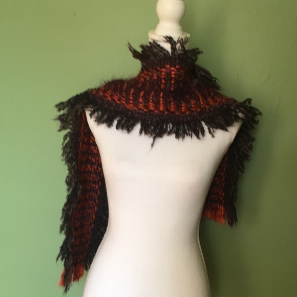Beautiful knit red and black scarf - Picture 3 of 6